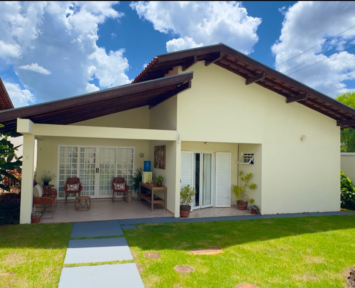Fachada da casa onde funciona o consultório, com jardim