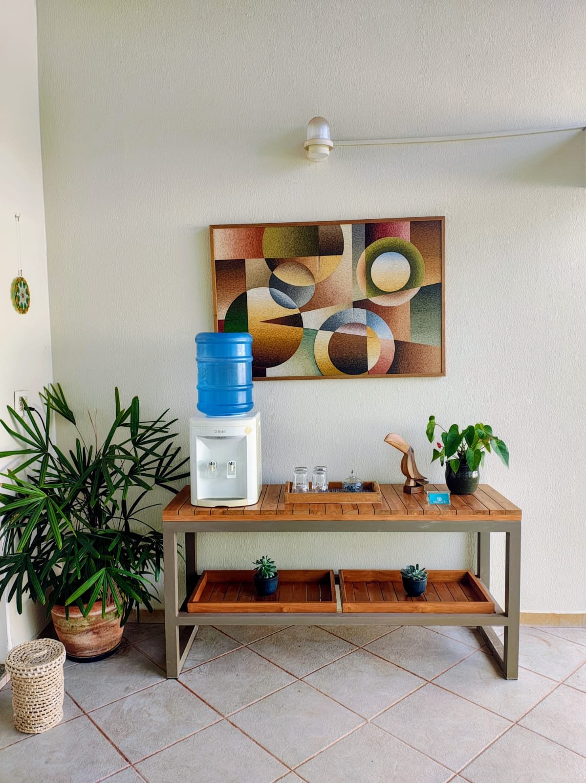 Detalhe do espaço de espera com plantas e quadro