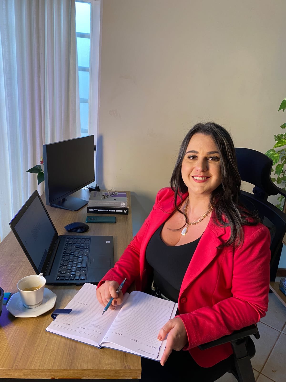Débora Rivelli Benfatti em seu consultório